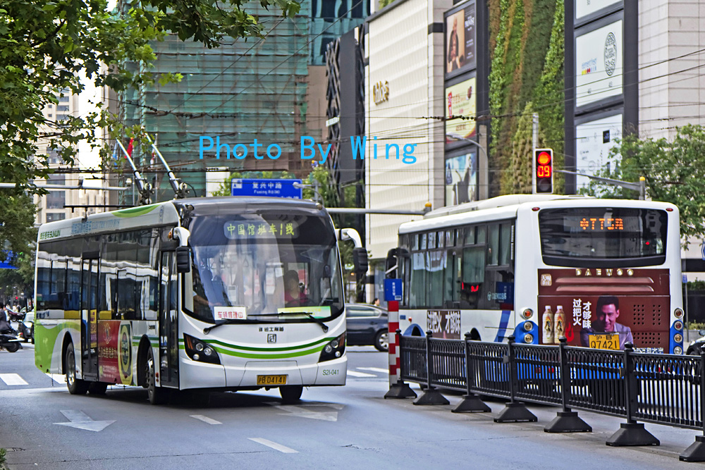 Shanghai trolleybus ex e-bus.jpg