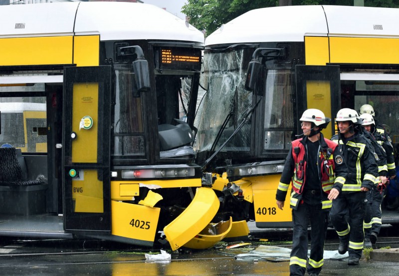trams BVG collided.jpg