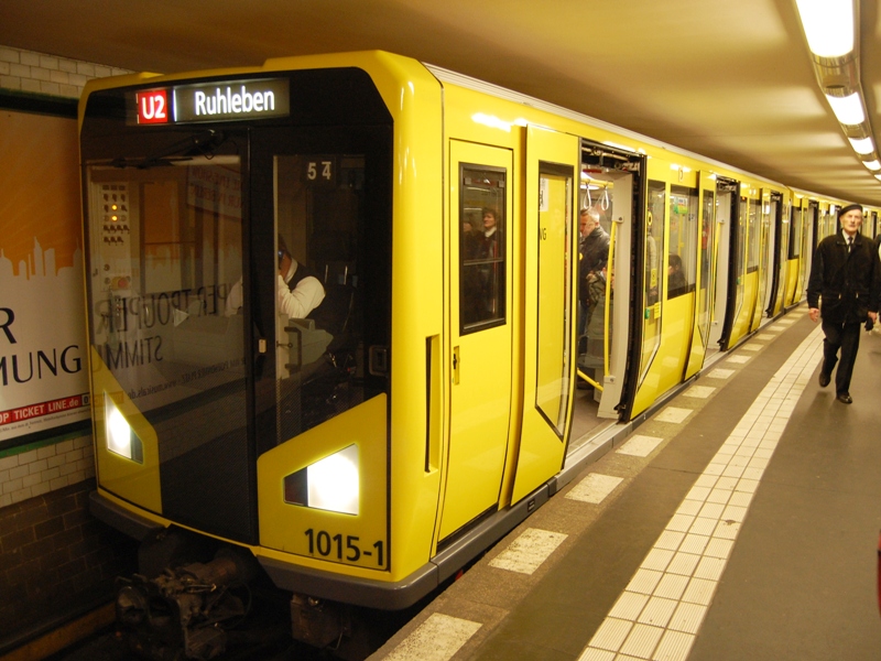 U-Bahn_exterior_serie Adtranz_Hk00_1015_a.JPG