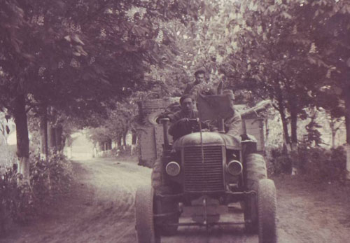 1955_Tractor pornind la munca campului.JPG