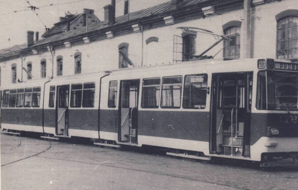 Intreprinderea de Transporturi Bucuresti Primul vagon romanesc de tramvai, dublu articulat.jpg